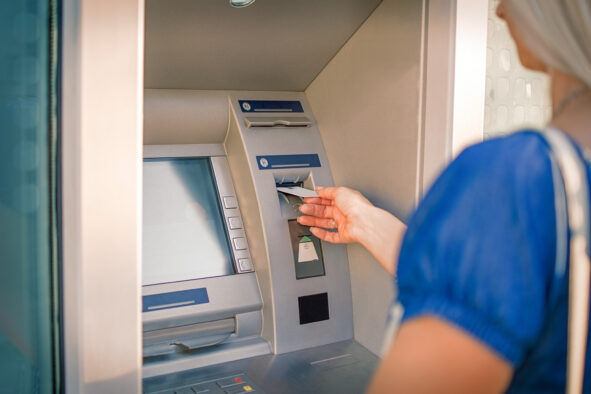 pankki pankkiautomaatti automaatti käteinen